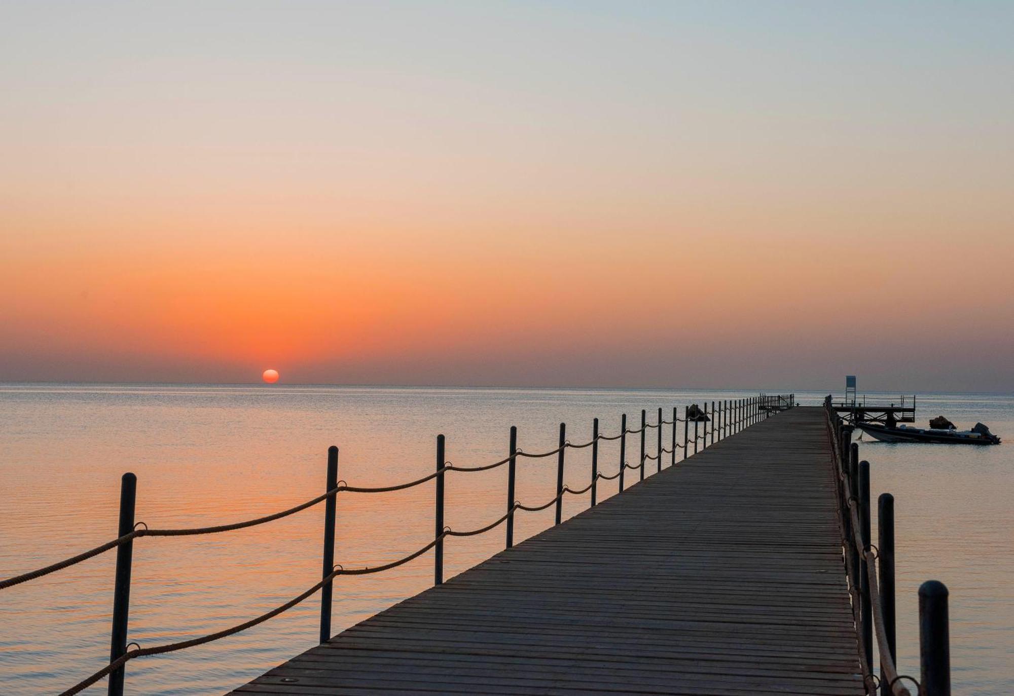 Sataya Resort Marsa Alam Esterno foto Sunset at the pier