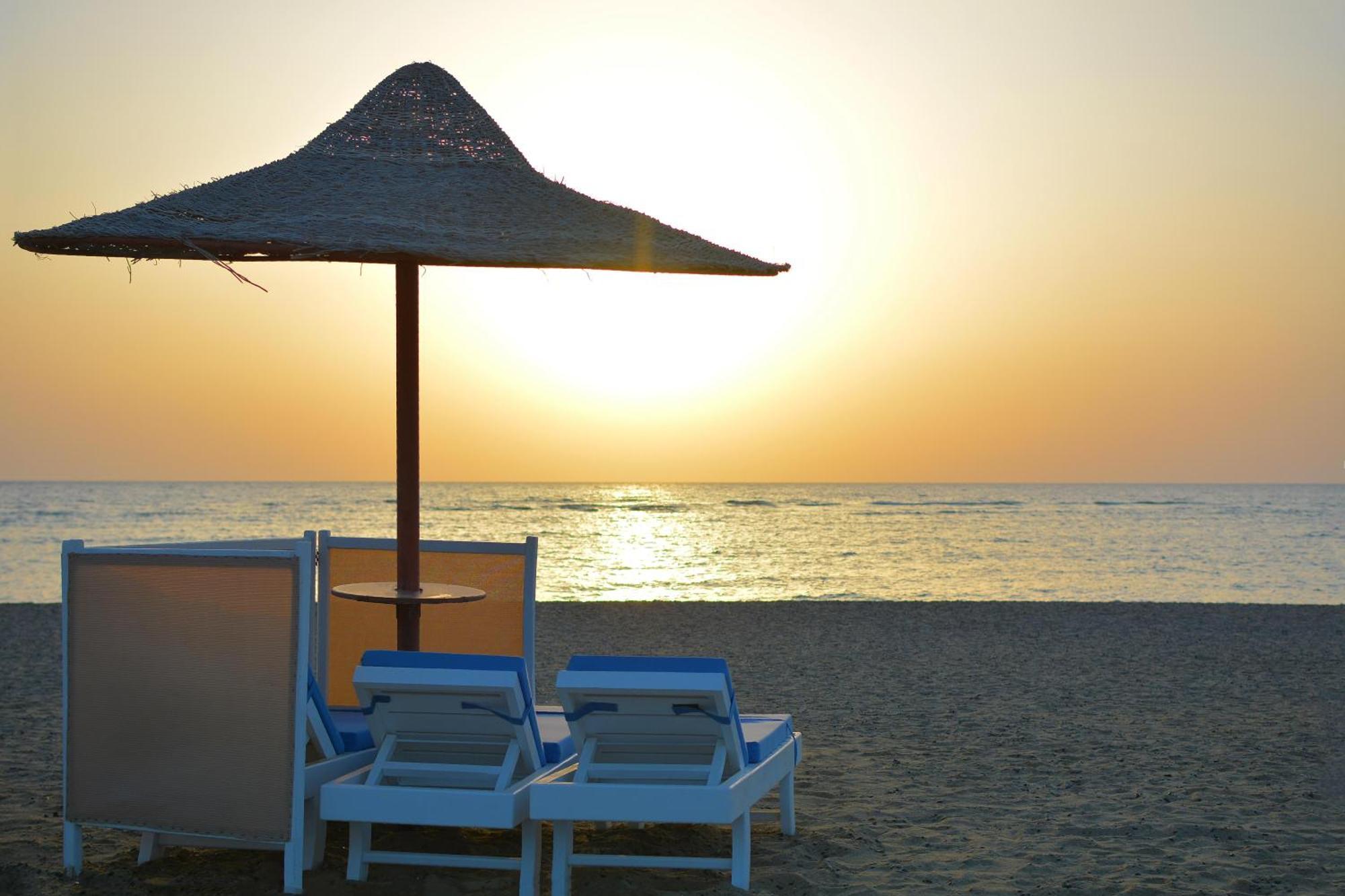 Sataya Resort Marsa Alam Esterno foto Sunset at the beach